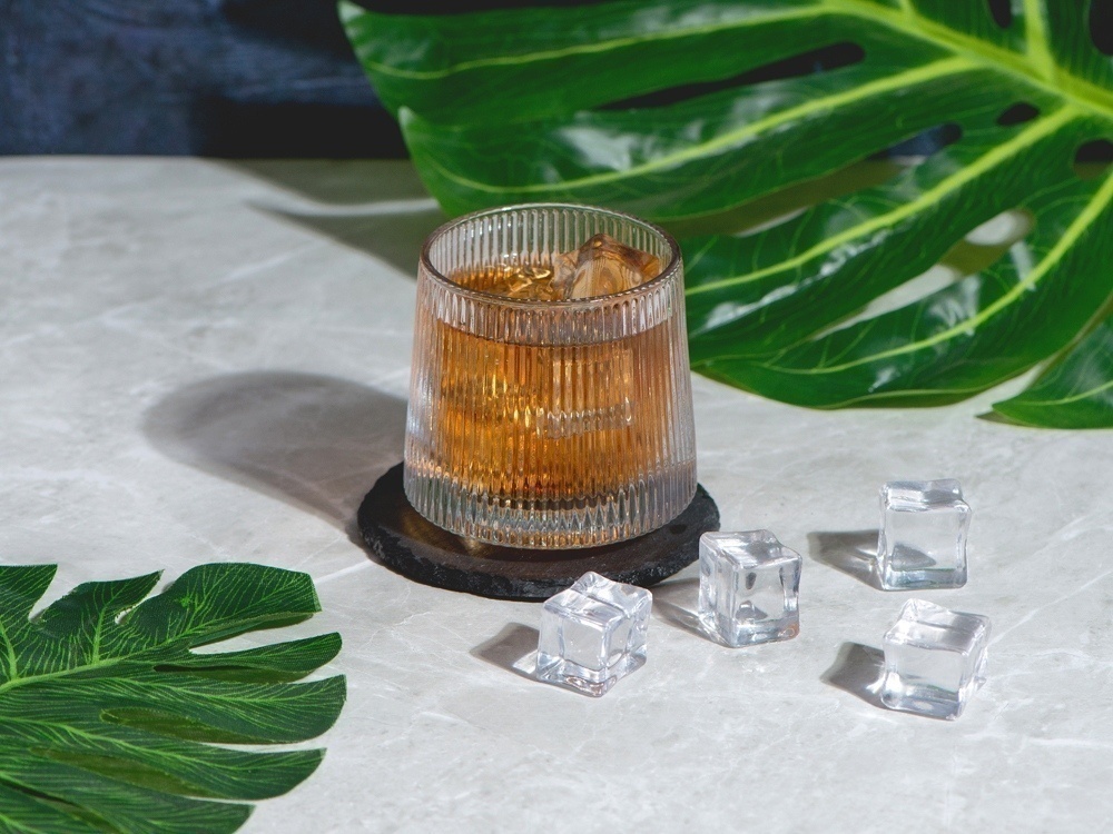 Вращающийся бокал для виски на сланцевом костере Ventura